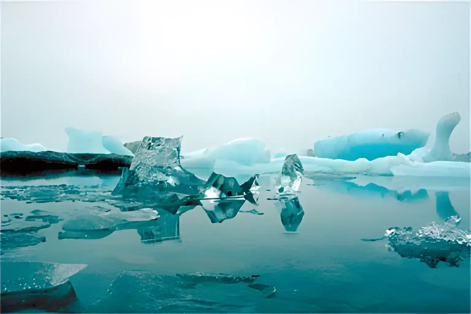 Bei einem Eisberg ragen nur ca. 11% der Gesamtmasse aus dem Wasser. Der Rest ist unter Wasser.