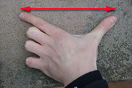 der Abstand der Fingerspitzen vom Zeigefinger bis zum Daumen.