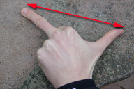 der Abstand der Fingerspitzen vom Mittelfinger bis zum Daumen.