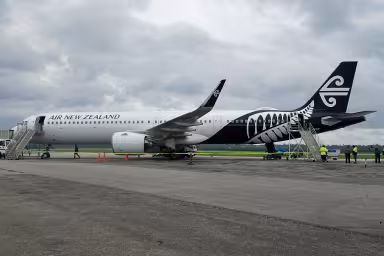 Das schön bemalte Flugzeug der Tonga Airline
