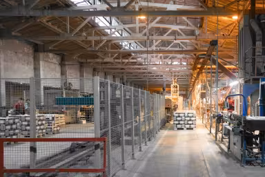 Rohstoff- und Bauteilelager